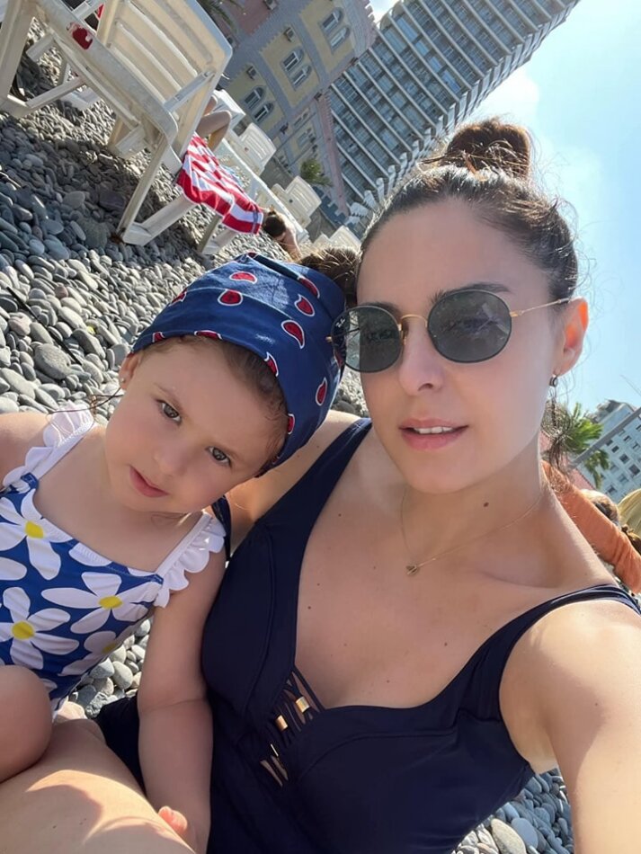 აი თურმე ვის გავს ალისკა, დედის ასლი” – სოფო ნიჟარაძე ბავშვობის აქამდე უცნობ ფოტოს აქვეყნებს