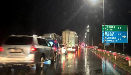 დაშავებულია 8 მგზავრი, მათ შორის არასრულწლოვნები - სად მოხდა სამი ავტომობილის შეჯახება?