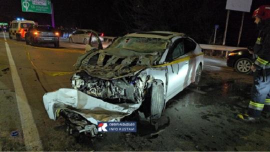 რამდენიმე წუთის წინ მძიმე ავარია მოხდა - მსუბუქი მანქანა ტრაილერს, სატვირთო კი სხვა ავტომობილს შეეჯახა