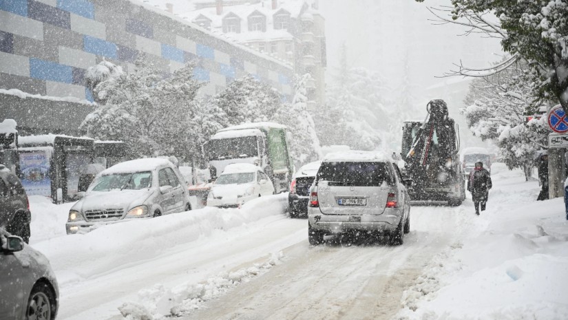 ბათუმში საცხოვრებელი კორპუსის სახურავის ნაწილი ჩამოინგრა – რას ამბობენ ადგილობრივები