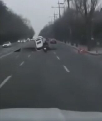 ვრცელდება უმძიმესი კადრები, ბაიკერი გზის ჩავარდნის შედეგად დაიღუპა.