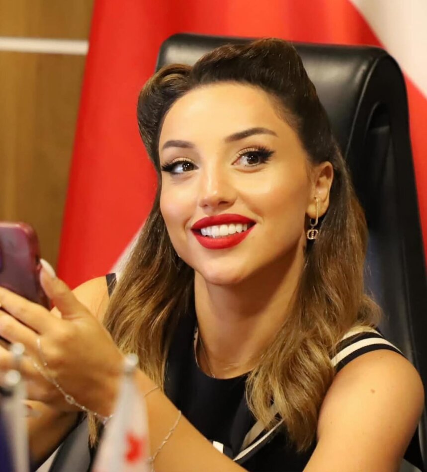 “ვაიმე რა სითამამეა, აი მესმის სხეულის ფორმები” – ნახეთ როგორი ცეცხლოვანი ფოტოსესია მოაწყო ნუცა ბუზალაძემ ცნობილი გამოცემისთვის