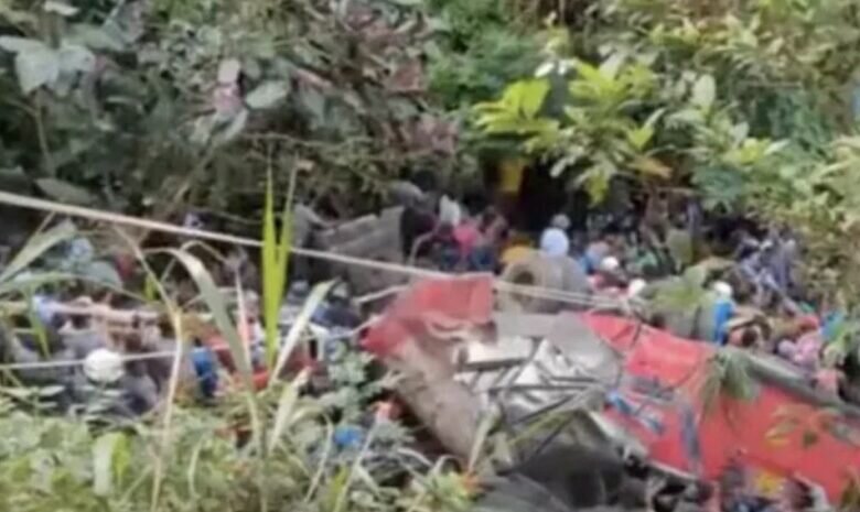 ავტობუსი კლდიდან გადავარდა – დაღუპულია 21 ადამიანი