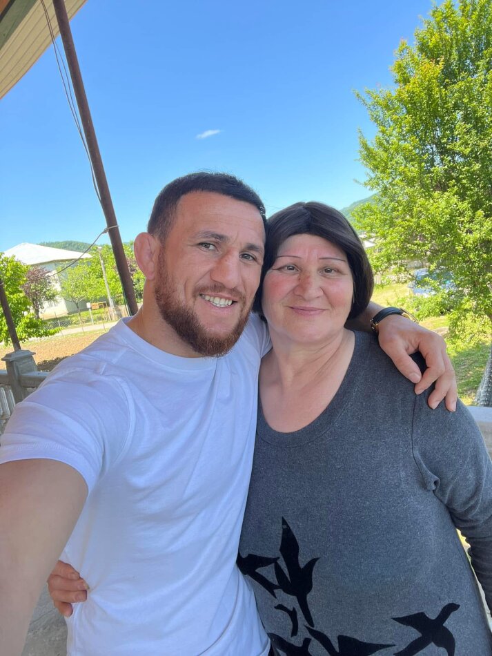 ძალიან მაგარია ! იმსახურებს ნამდვილად – რა საჩუქარი გაუკეთა ქართველმა ბიზნესმენმა მერაბ დვალიშვილს ?