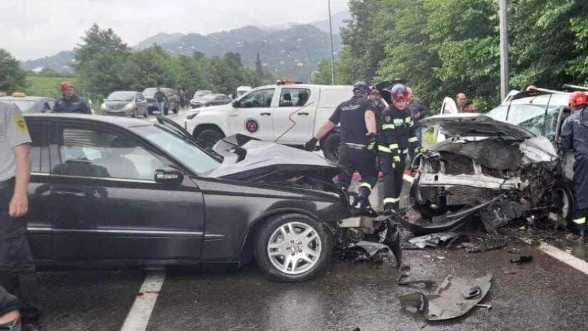 მძიმე ავარია ბათუმი-ქობულეთის შემოვლით გზაზე - დაიღუპა ერთი და დაშავდა სამი ადამიანი