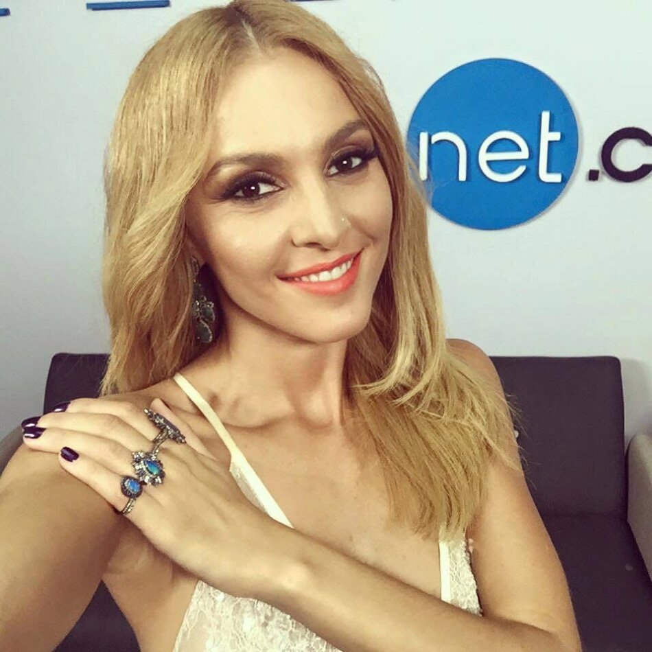 43 წლის თამთა გოდუაძე საბერძნეთში სცენაზე წელსზევით სრულიად შიშველი წარსდგა და დარბაზი გადარია – ნახეთ ფოტო