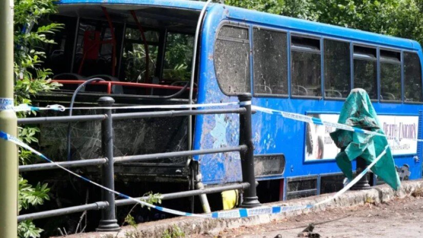 სამგზავრო ავტობუსი, რომელსაც კოლეჯის სტუდენტები გადაჰყავდა მდინარეში გადავარდა (უცხოეთი