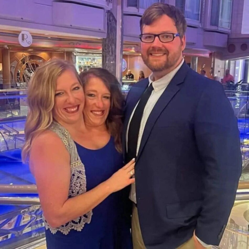 სიამის ტყუპები, რომლებმაც ერთსა და იმავე მამაკაცზე იქორწინეს, ქალიშვილთან ერთად ახალ ოჯახურ ფოტოებს აქვეყნებენ