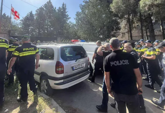 ან ესენი გავლენ, ან გადავხტები აქედან…” – რა ვითარებაა თბილისში, თვალჭრელიძის ქუჩაზე?