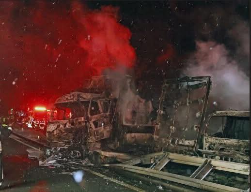 ავტოსაგზაო შემთხვევა 67 ავტომობილის მონაწილეობით - დაიღუპა 2 და დაშავდა 26 ადამიანი, დაიწვა 20 ავტომობილი: რა მოხდა იაპონიაში (ფოტოები)