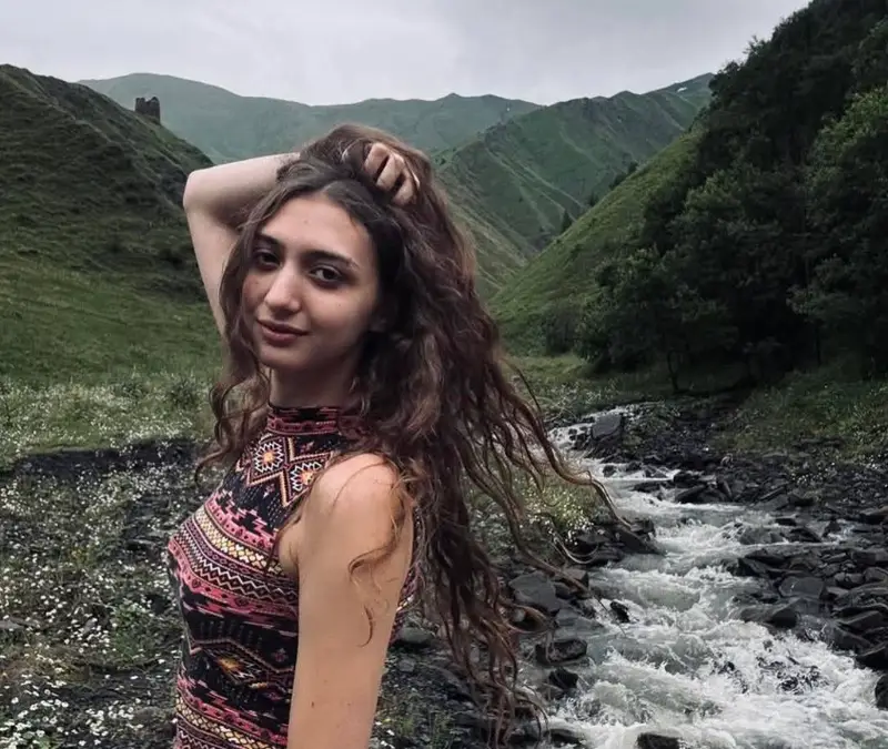 რატომ გაგვწირე, ნინიკო…” – ავარიის დროს დაღუპულ გოგოს ემშვიდობებიან