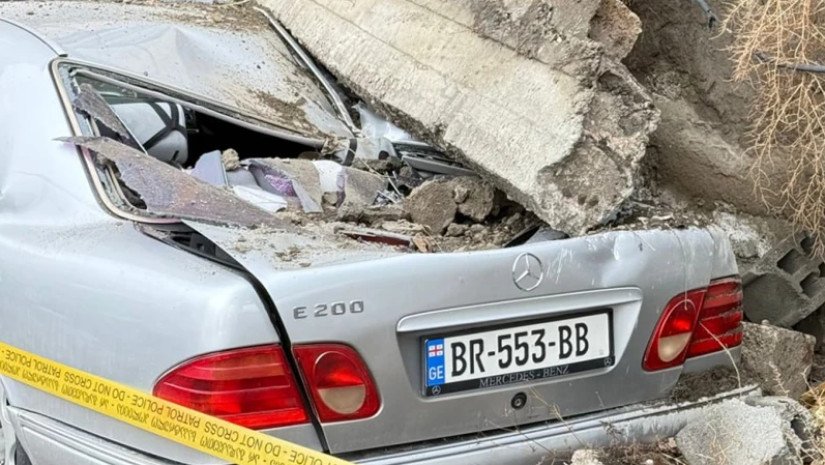 სოფელი დიღომში საცხოვრებელი კორპუსის კედელი ჩამოინგრა და მანქანა მოიყოლა