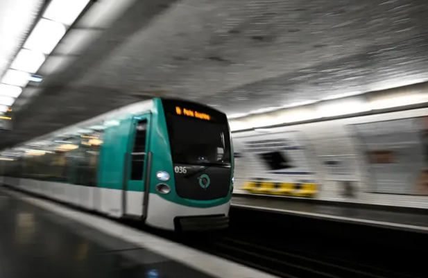 მეტროში – დანით შეიარაღებულმა მამაკაცმა სამი ქალი დაჭრა