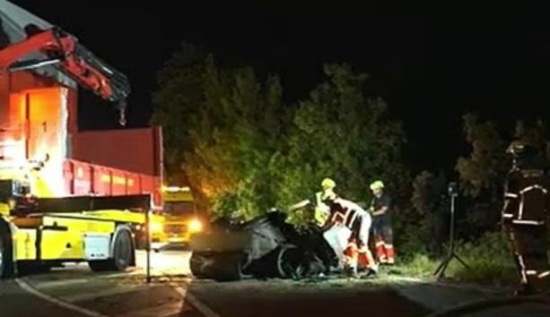 ცეცხლმოკიდებულ “ტესლაში” მამა და ორი ბავშვი დაიწვა, მგზავრების გადარჩენა სცადეს, თუმცა მანქანის ჩასაკეცი სახელურების გახსნა ვერ შეძლეს – საზარელი ავარია