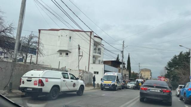 თბილისში ტაქსი და ბავშვთა სასწრაფო დახმარების ავტომობილი ერთმანეთს შეეჯახა - არიან დაშავებულები