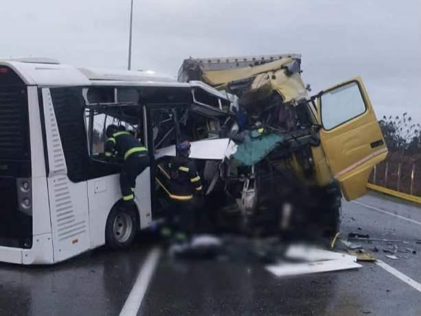 პირველი კადრები ამ დილით მომხდარი საშინელი ავარიის ადგილიდან – გარდაცვლილები ახალგაზრდები არიან, პოლიციას გზა გადაკეტილი აქვს…