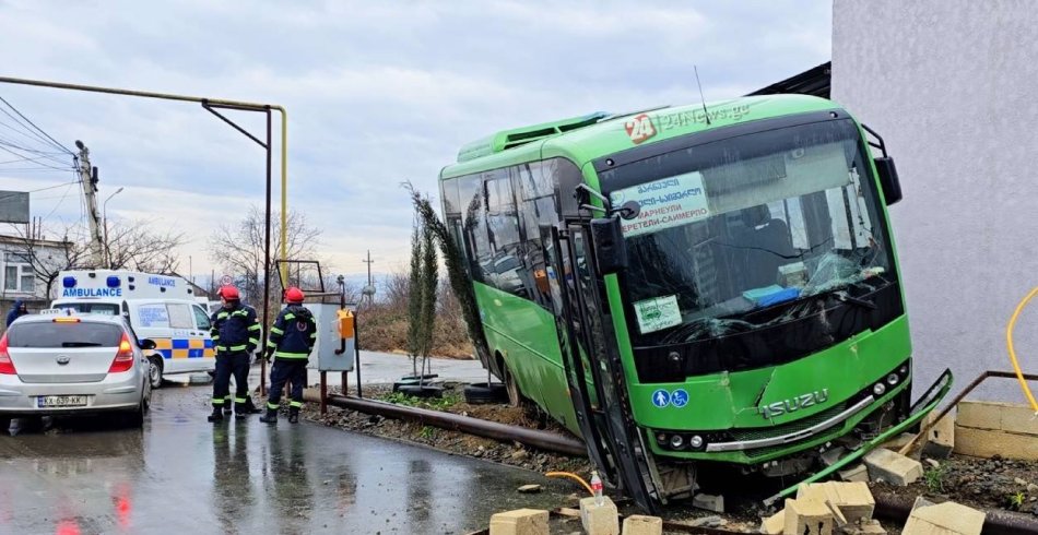 ავტობუსი გზიდან გადავარდა. ვრცლად იხილეთ კომენტარში