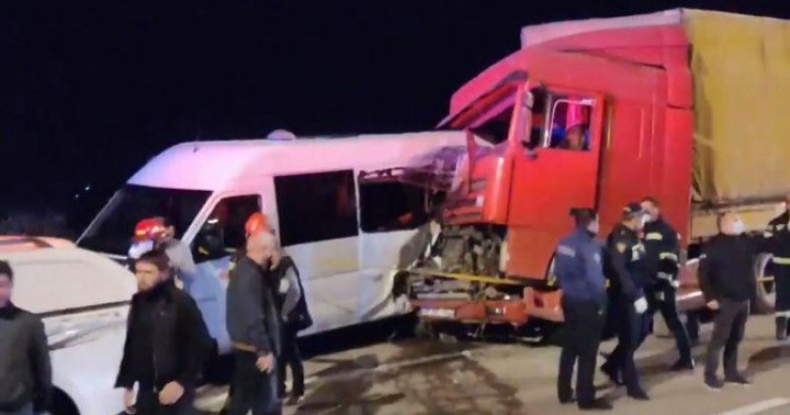 VIDEO:ვრცელდება უმძიმესი ავარიის კადრები, დაიღუპა 17, დაშავდა 20 – მოსწავლეებით სავსე ავტობუსი ხევში გადავარდა