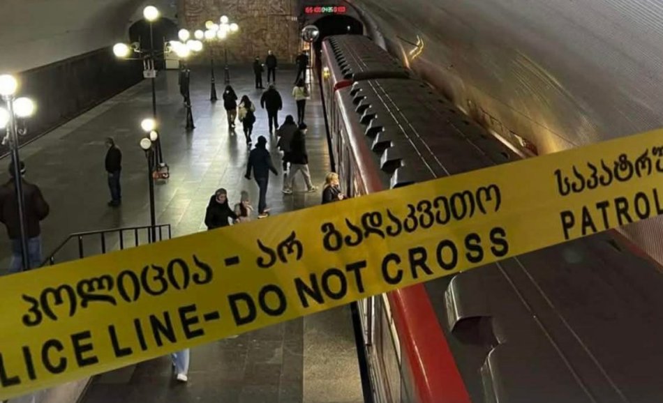 მეტროს ესკალატორში ბავშვს ფეხი მოყვა,რა ხდება ადგილზე.