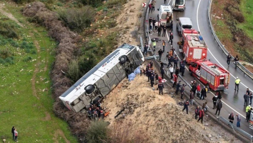 სამგზავრო ავტობუსი გზიდან გადავარდა და ამოტრიალდა: არიან დაღუპულები და დაშავებულები