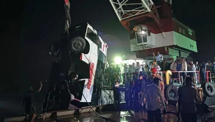 ტრაგედია ბანგლადეშში - ავტობუსი მდინარეში გადავარდა: დაიღუპა სულ მცირე, 24 მგზავრი, მათ შორის 5 ბავშვია