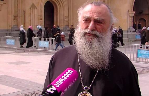 პატრიარქს კუჭის წყლული გაეხსნა, ვკითხოთ რეანიმატოლოგებს რატომ გაიხსნა და ეგეც გამოვიძიოთ… ჯერ კიდევ არ იცით, ორ-სამ დღეში რა მოხდება ნახავთ“ – მეუფე ნიკოლოზის სრულიად მოულოდნელი განცხადება