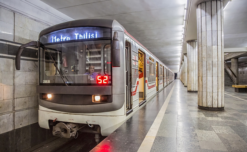 თბილისის მეტრო სამი დღის განმავლობაში მგზავრებს გახანგრძლივებული დროით მოემსახურება