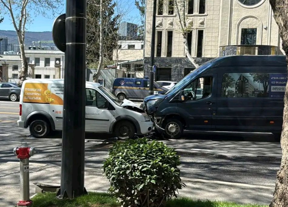 წერეთლის გამზირზე სამგზავრო მიკროავტობუსი მანქანას დაეჯახა, ორი ადამიანი დაშავდა