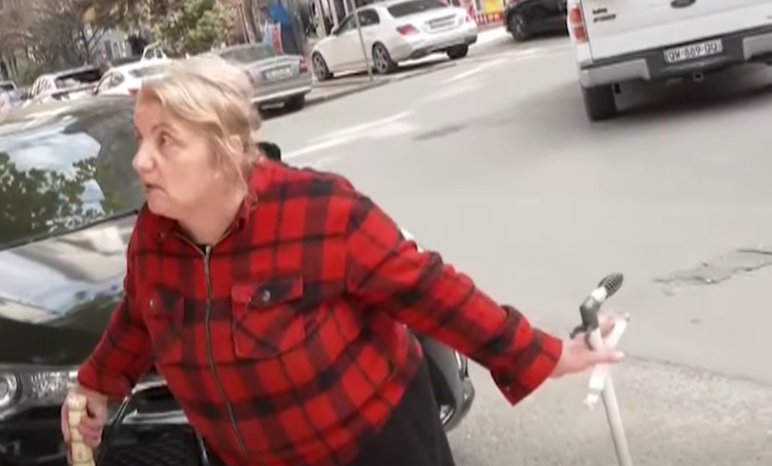 VIDEO: "წუთში მოხდა ყველაფერი, აგერაა მიცვალებული და აქ მოხდა, კაცს სისხლი ფანტანივით მოსდიოდა" - სისხლიანი შურისძიება პანაშვიდზე, რას ჰყვებიან თვითმხილველები?