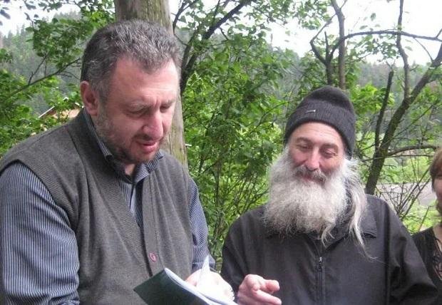 მამა ნი­კო­ლო­ზი და­ახ­ლო­ე­ბით 2 დღის გარ­დაც­ვლი­ლი­ა, როცა შე­ვე­დი, გარ­დაც­ვლი­ლი სკამ­ზე დამ­ხვდა... ესენი ახლა ელო­დე­ბი­ან, რომ ის აღ­დგე­ბა, რა ეშ­ვე­ლე­ბათ, არ ვიცი...“ - რას ჰყვება ბერი ნიკოლოზის მე­გო­ბა­რი და სუ­ლი­ე­რი შვი­ლი?