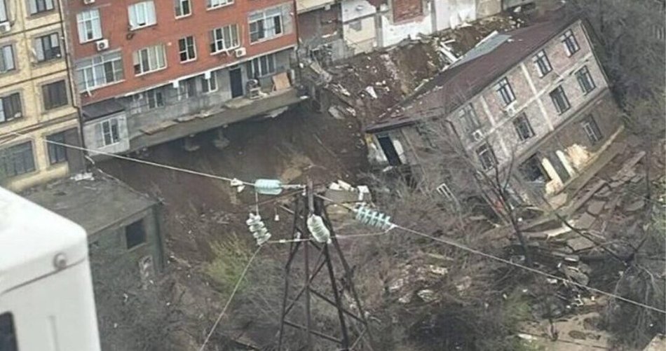 ვრცელდება შემზარავი კადრები, რომლებშიც ჩანს, როგორ ჩამოინგრა მრავალსართულიანი საცხოვრებელი შენობა ვრცელდება შემზარავი კადრები, რომლებშიც ჩანს, როგორ ჩამოინგრა მრავალსართულიანი საცხოვრებელი შენობა