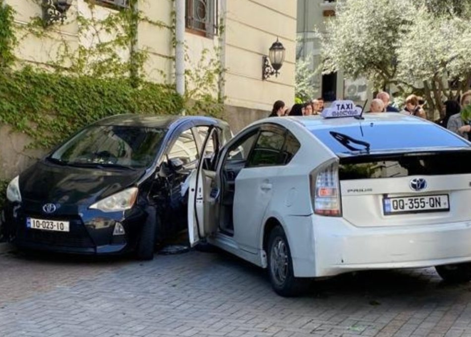 მძღოლი, რომელიც საპატრიარქოს ეზოში შევარდა, დაკავებულია