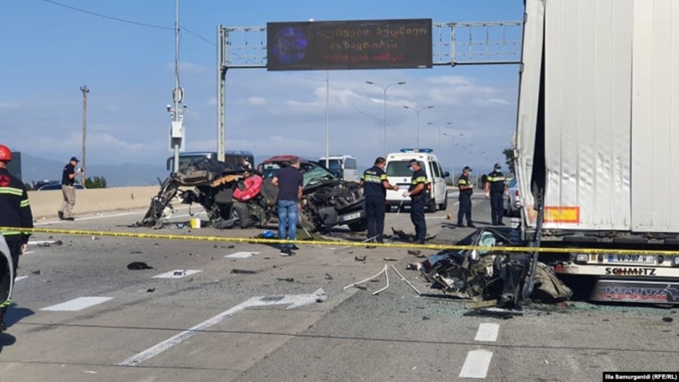 ერთმანეთს სატვირთო და მსუბუქი ავტომობილი შეეჯახა - არის მსხვერპლი