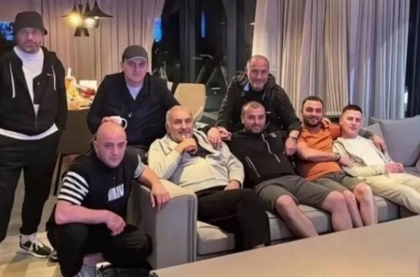 ბოლო 13 წელიწადში პირველად 8 ქართველი ე.წ. “კანონიერ ქურდად აკურთხეს” ვინ არიან ახალი “ავტორიტეტები”, რომელთა გამოც “ქურდულ სამყაროში” შეიძლება ომი ხელახლა გაჩაღდეს? ბოლო 13 წელიწადში პირველად 8 ქართველი ე.წ. “კანონიერ ქურდად აკურთხეს” ვინ არიან ახალი “ავტორიტეტები”, რომელთა გამოც “ქურდულ სამყაროში” შეიძლება ომი ხელახლა გაჩაღდეს?